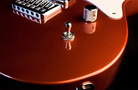 The copper Cabronita control knob and three way switch beside the chrome bridge