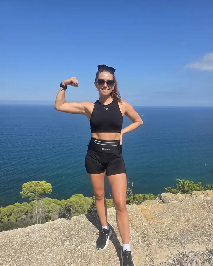 Lucy flexing on a clifftop above the sea in D&eacute;nia.