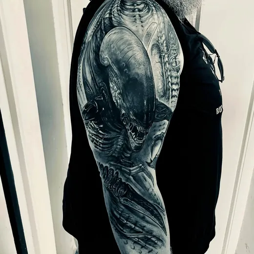 Xenomorph full sleeve in black and grey