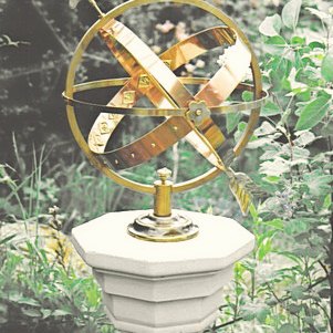 The bi-metal Mandala armillary in copper-bronze and brass, its horizon secured by two Mandala flowers.