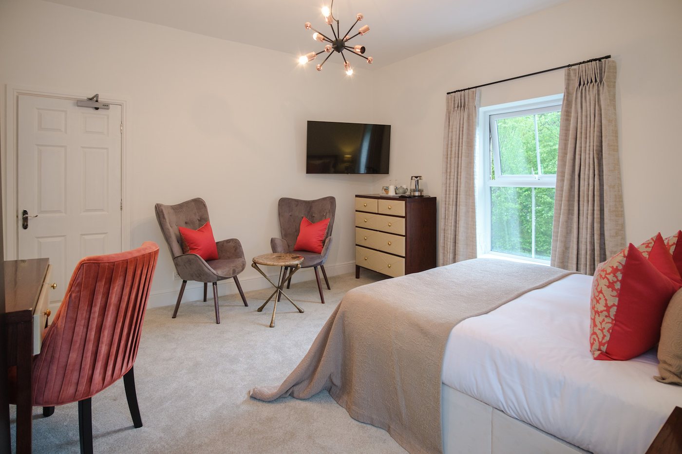 A Superior Garden View room at The Water Rat, with a soft seating area